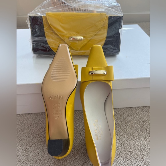 Yellow Heels with Gold Accent with assorted clutch - Picture 2 of 2